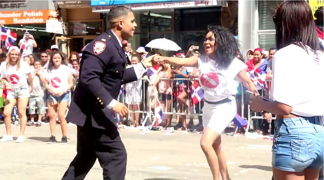 Nyc Officer Enjoys Dancing Salsa At Dominican Day Parade Goes Viral Henspark