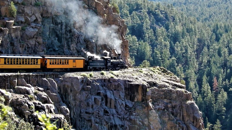 7 of the World's Most Scenic Train Rides | HenSpark