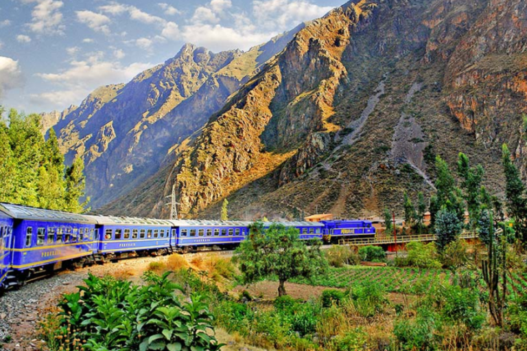 7 of the World's Most Scenic Train Rides | HenSpark